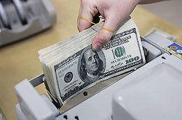 Nhiều khả năng sẽ có thêm ngân hàng hạ lãi suất huy động USD trong thời gian tới.