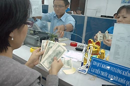 Một số ngân hàng lần thứ hai tăng lãi suất huy động USD kể từ đầu năm đến nay - Ảnh: Hồng Thúy/Người lao động.