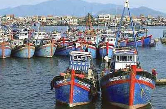 Nhiều tàu không ra khơi đánh bắt do chi phí xăng dầu tăng, an toàn trên biển không đảm bảo, do ảnh hưởng từ việc cấm biển của Trung Quốc.