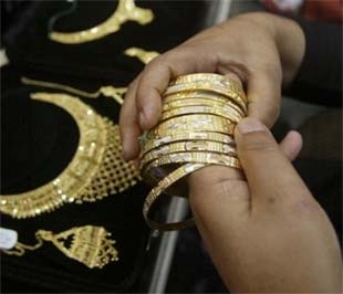 Trong vòng hơn một tuần trở lại đây, sự khởi sắc của thị trường chứng khoán toàn cầu đã trở thành nhân tố chính cản trở sự đi lên của giá vàng - Ảnh: AP.