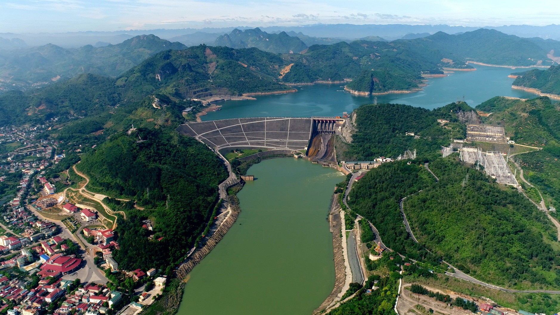 Thuỷ điện Hoà Bình là công trình trọng điểm cấp quốc gia. 