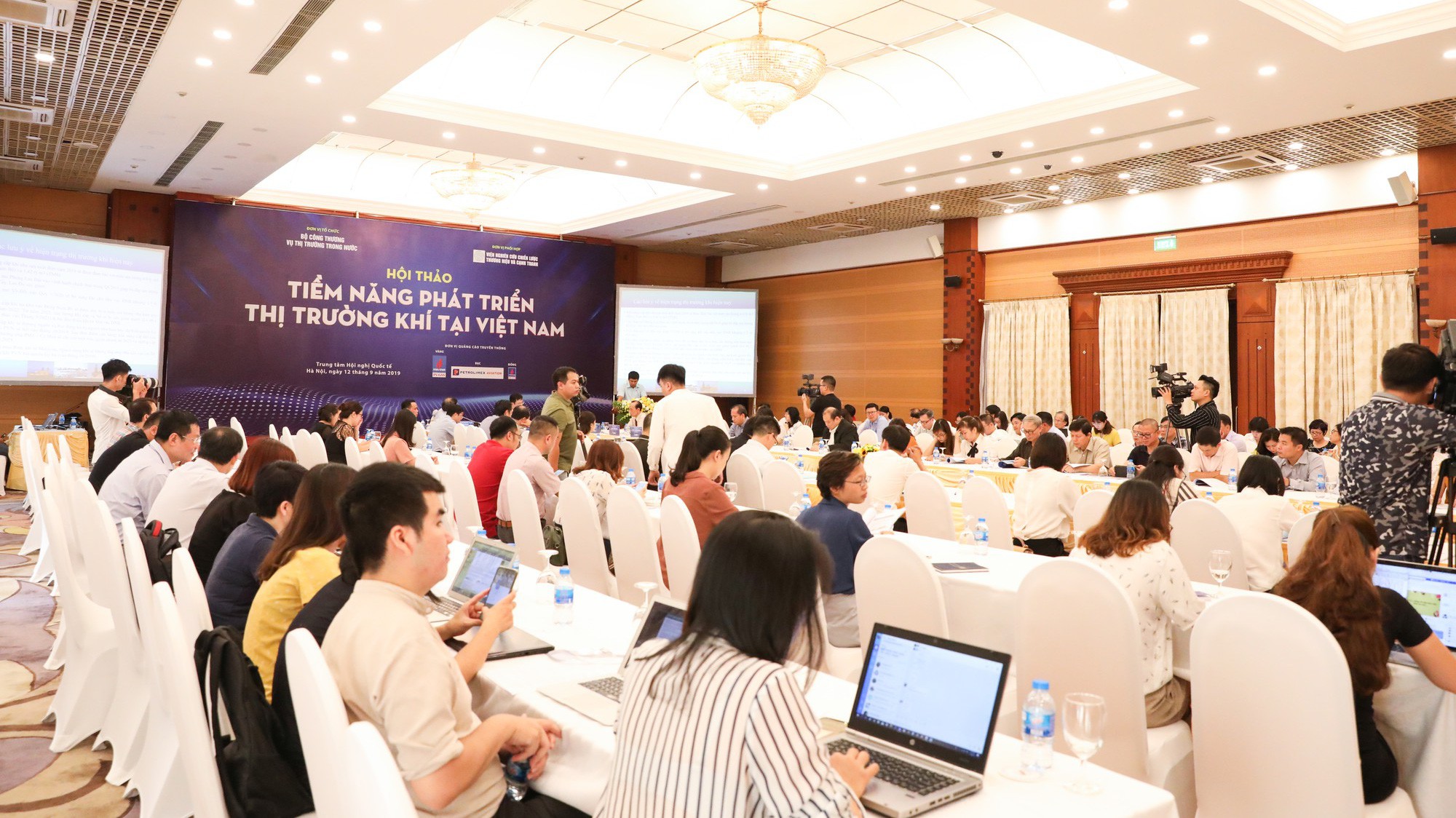 Tại Hội thảo, các chuyên gia đã bàn về những vướng mắc trong các quy định, thể chế đối với phát triển ngành công nghiệp khí, những rào cản thực tế trong quá trình hoạt động kinh doanh.