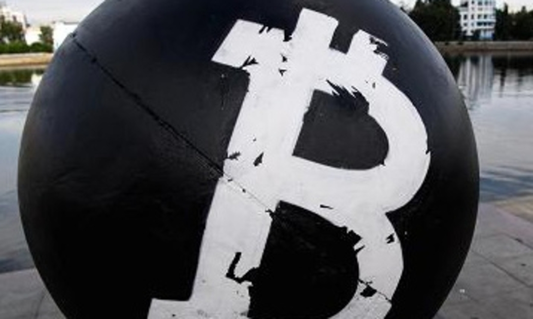 Ký hiệu tiền ảo Bitcoin trên một tảng đá lớn được sơn màu đen ở thành phố Yekaterinberg, Nga - Ảnh: Tass/CNBC.