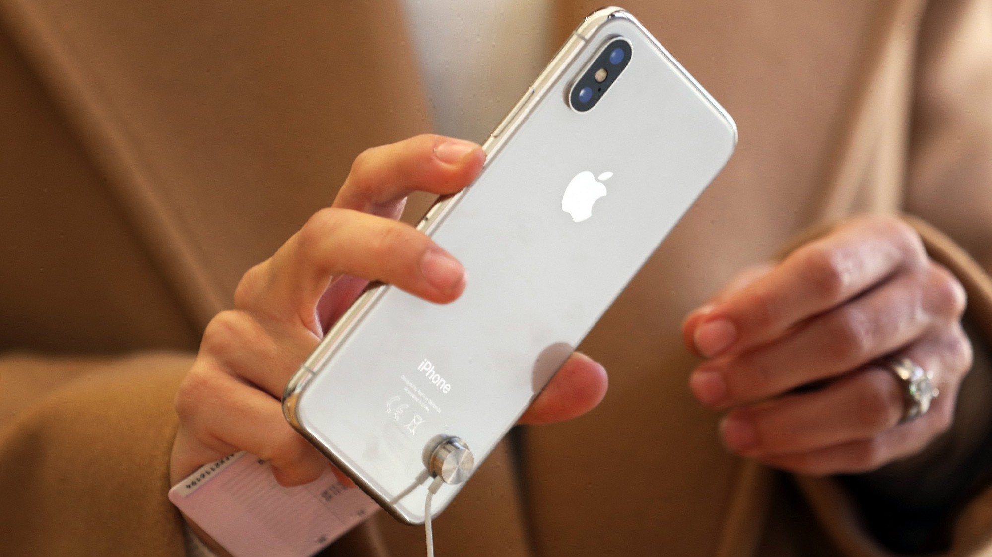 Chiếc smartphone iPhone X của hãng công nghệ Apple - Ảnh: Bloomberg.