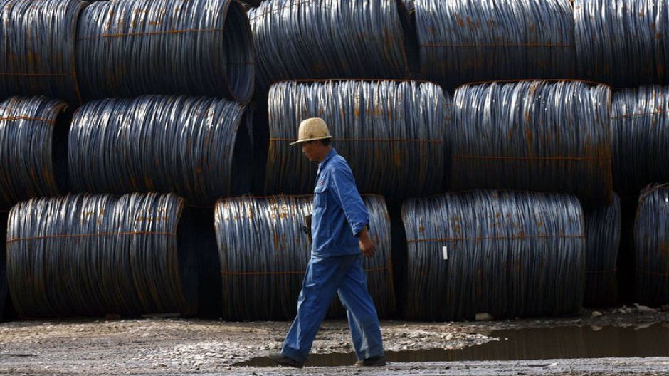 Một người công nhân làm việc trong một nhà máy thép ở Trung Quốc - Ảnh: ABC.