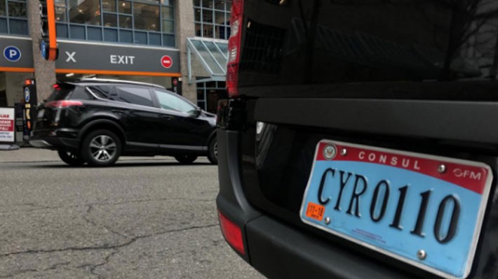 Biển số một chiếc xe ngoại giao bên ngoài tổng lãnh sự quán Nga ở Seattle, Mỹ, ngày 26/3 - Ảnh: Reuters.