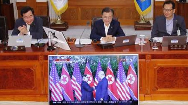 Hai ông Trump và Kim Jong Un bắt tay, bước vào cuộc gặp thượng đỉnh - Ảnh 3.