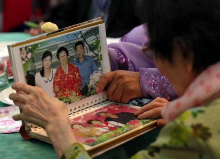 Niềm vui và nước mắt trong cuộc đoàn tụ ở Triều Tiên - Ảnh 3.