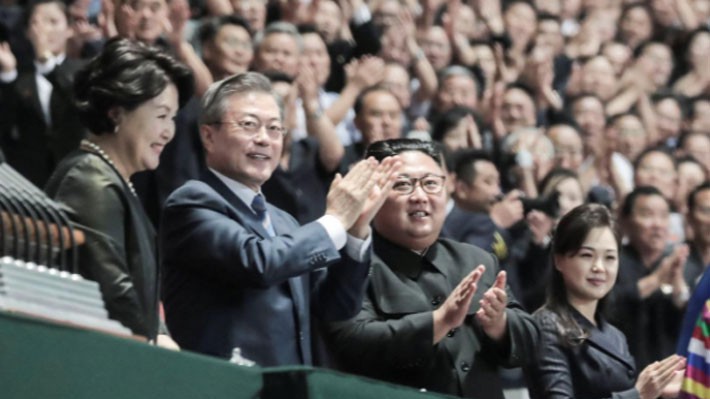 Tổng thống Hàn Quốc Moon Jae-in (thứ hai từ trái qua) và nhà lãnh đạo Triều Tiên Kim Jong Un (thứ hai từ phải qua) cùng hai vị đệ nhất phu nhân thưởng thức chương trình đồng diễn nghệ thuật ở Bình Nhưỡng tối ngày 19/9 - Ảnh: Reuters.