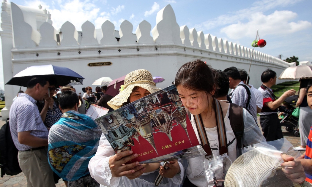 Du khách Trung Quốc ở thủ đô Bangkok của Thái Lan - Ảnh: Bloomberg.