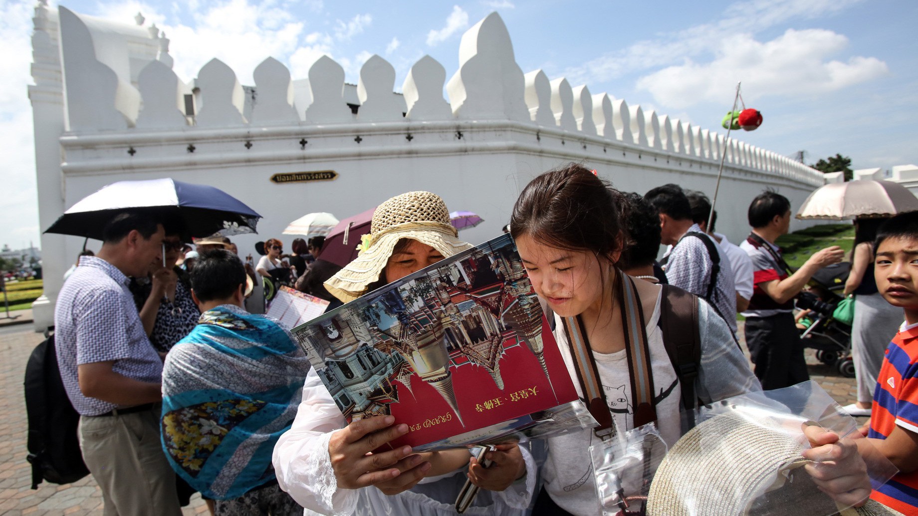 Du khách Trung Quốc ở thủ đô Bangkok của Thái Lan - Ảnh: Bloomberg.