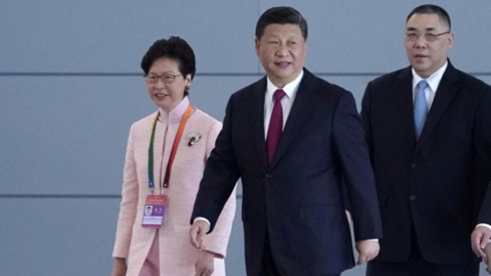 Ông Tập Cận Bình (giữa) dự lễ khai trương cầu diễn ra ở Chu Hải, cùng với lãnh đạo của hai vùng lãnh thổ Hồng Kông và Macau - Ảnh: Reuters.