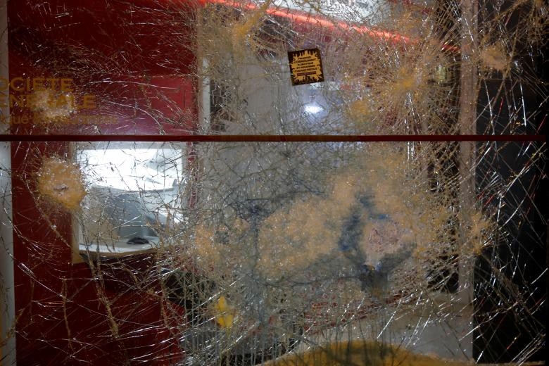 Paris tính ban bố tình trạng khẩn cấp sau cuộc bạo loạn cuối tuần - Ảnh 3.