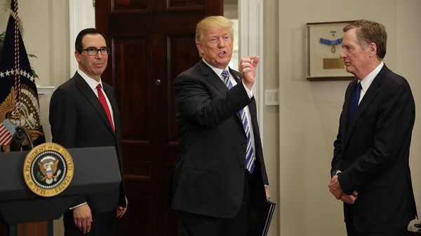 Từ trái qua: Bộ trưởng Bộ Tài chính Mỹ Steven Mnuchin, Tổng thống Donald Trump, và Đại diện thương mại Mỹ Robert Lighthizer.