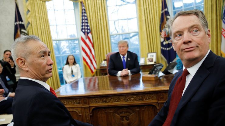 Tổng thống Donald Trump (giữa), Phó thủ tướng Trung Quốc Lưu Hạc (trái) và Đại diện thương mại Mỹ (USTR) Robert Lighthizer (phải) trong cuộc gặp ở Nhà Trắng ngày 22/2 - Ảnh: Reuters/CNBC.