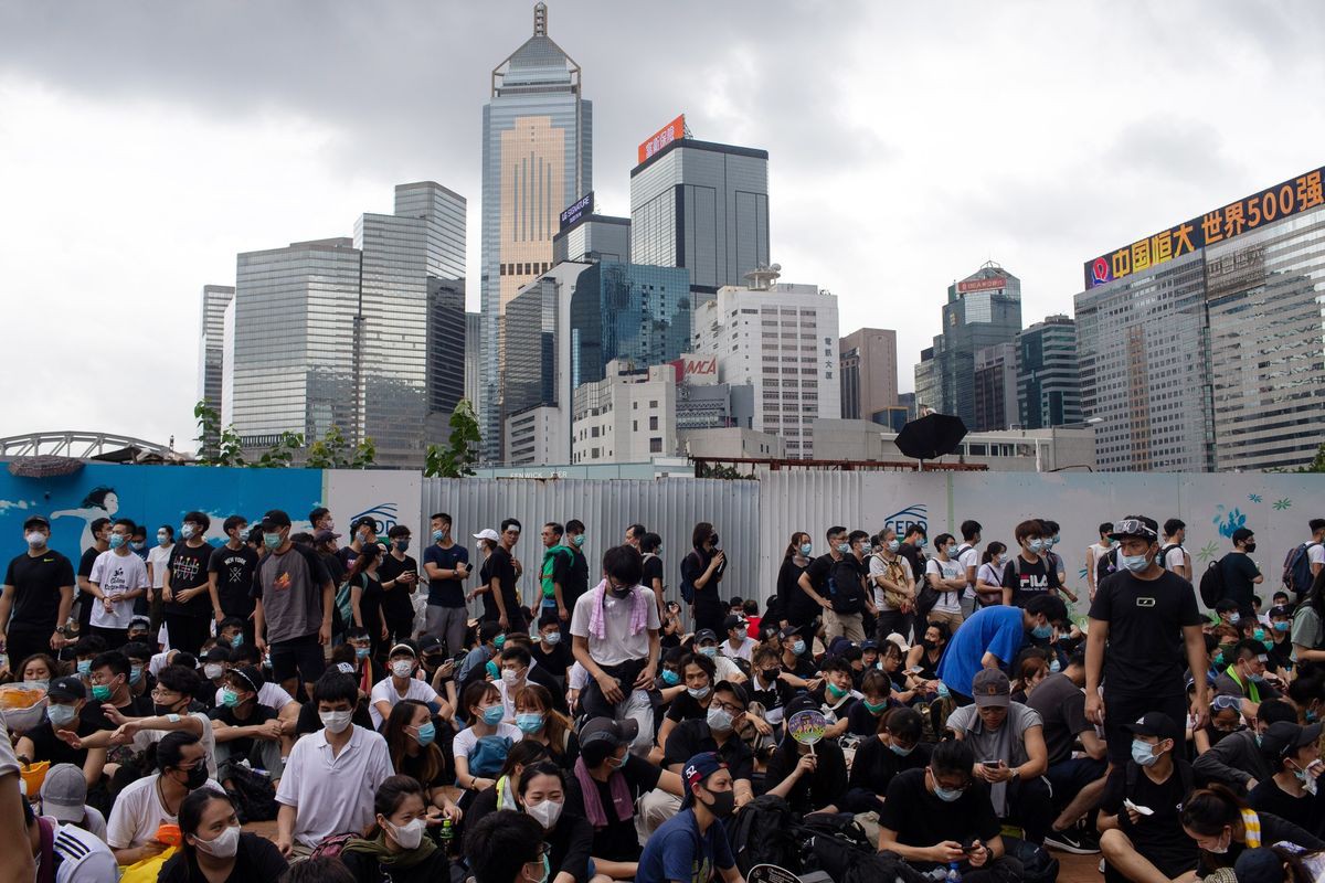 Biển người biểu tình vây tòa nhà nghị viện Hong Kong - Ảnh 4.