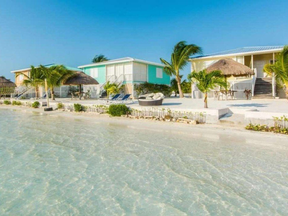 Đảo nghỉ dưỡng ở Belize: Theo trang Private Islands Online, hòn đảo nghỉ dưỡng này nằm ở quốc gia Trung Mỹ Belize, cách thành phố Belize khoảng 7 km. Tại đây có sẵn 7 căn nhà trước biển, một khu vực cộng đồng rộng lớn, một quán bar và một spa. Ngoài ra, tại đây cũng có một căn nhà dành riêng cho chủ đảo và một bến du thuyền. Có diện tích 2,6 hecta, hòn đảo đang được rao bán với giá 4,5 triệu USD.