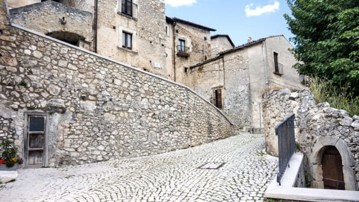 Làng Santo Stefano đang tung loạt ưu đãi để hút cư dân - Ảnh: Getty/CNBC.