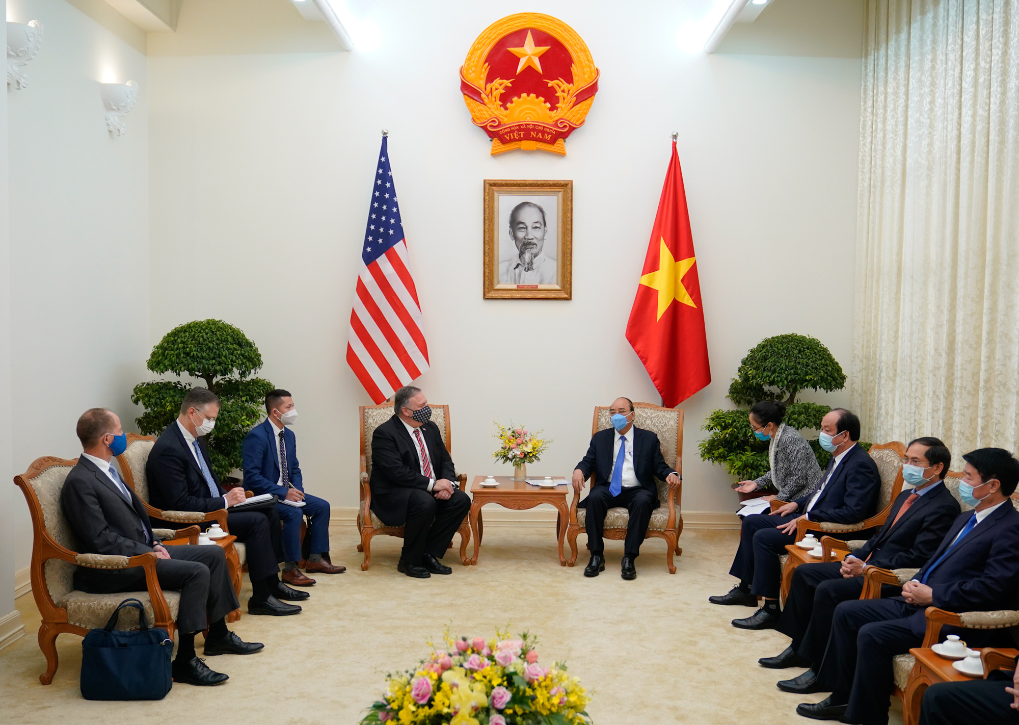 Thủ tướng Nguyễn Xuân Phúc và Ngoại trưởng Mỹ Michael Pompeo tại cuộc gặp hôm nay (30/10) - Ảnh: VGP.