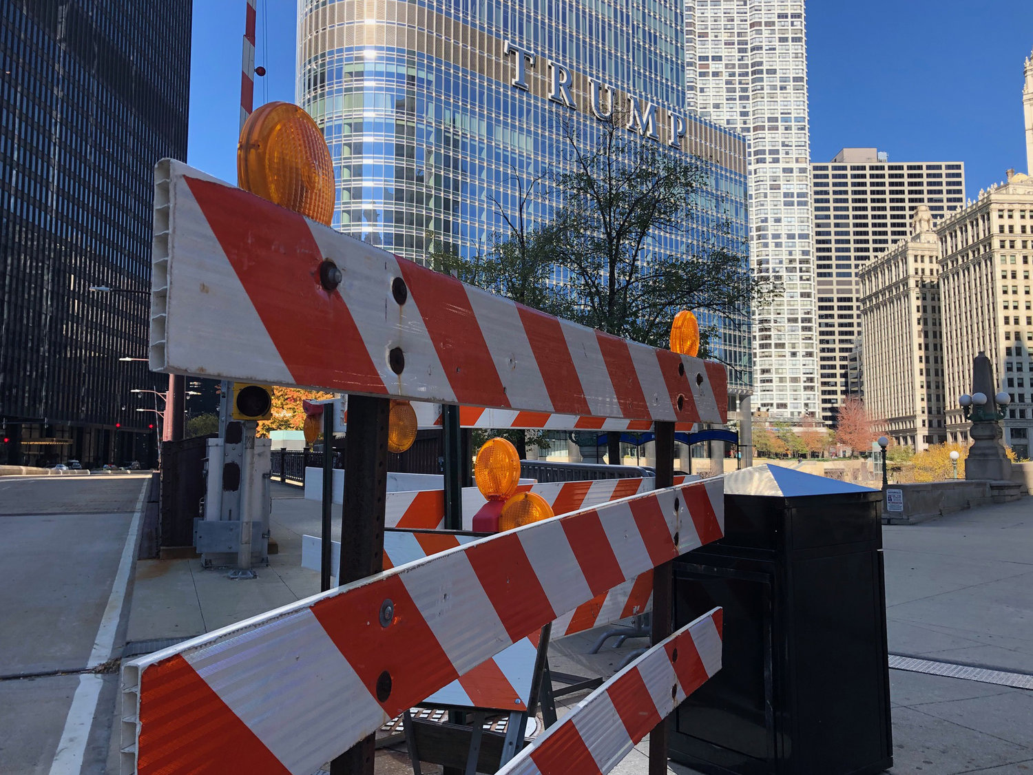 Thành phố Chicago lập các rào chắn nhằm ngăn những người biểu tình (nếu có) tránh xa Tháp Trump sau bầu cử - Ảnh: NPR.