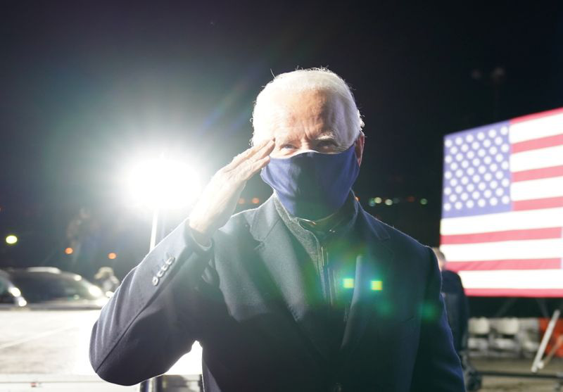 Ứng viên tổng thống Mỹ của Đảng Dân chủ, ông Joe Biden, vận động tranh cử ở bang Pennsylvania tối 2/11 - Ảnh: Reuters.