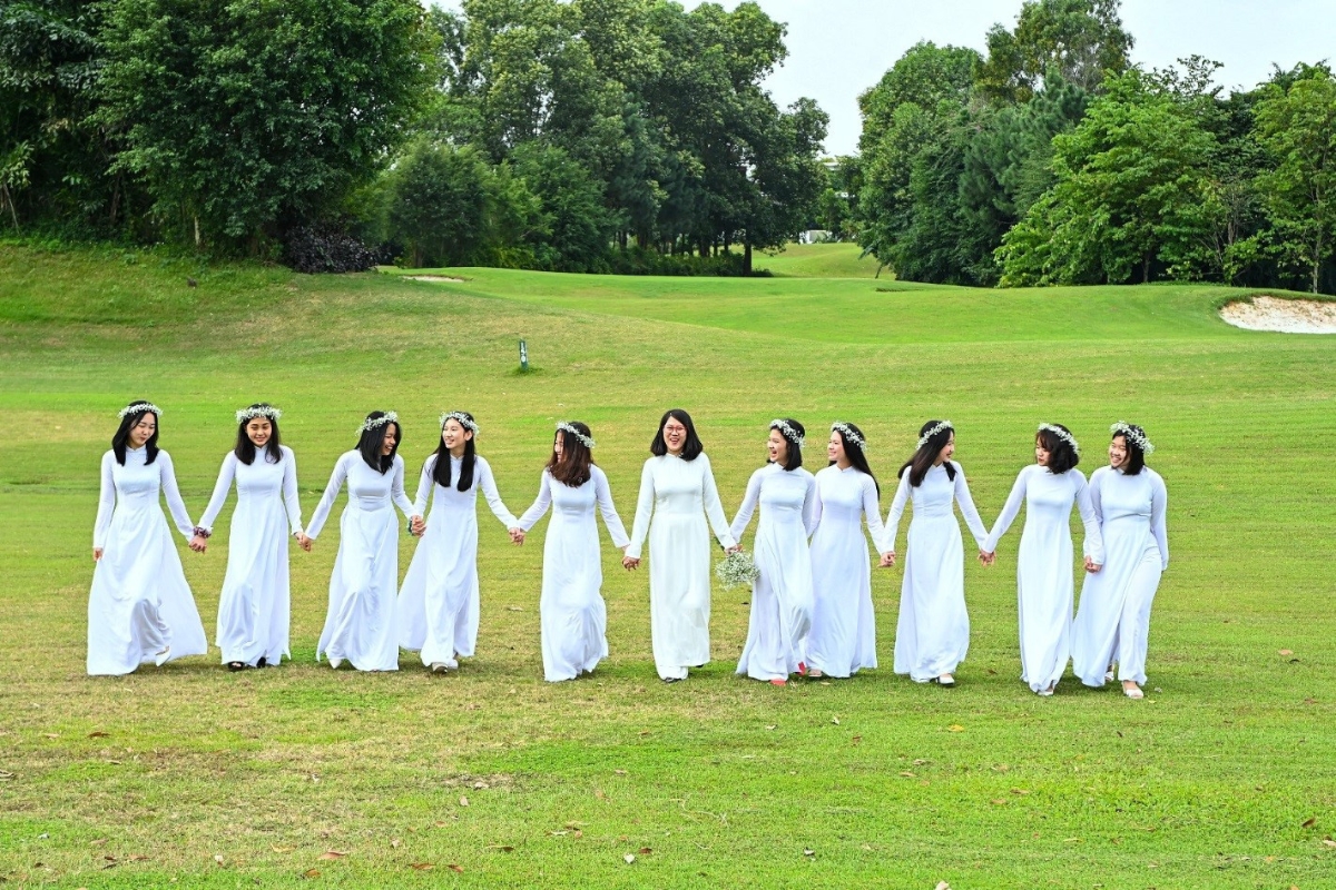 Thướt tha tà áo trắng giữa những mảng màu xanh - Ảnh: Hoàng Giang Huy