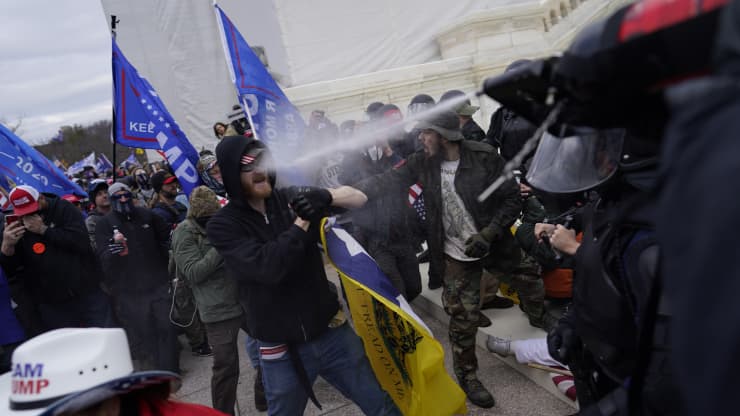 Bình xịt hơi cay đã được cảnh sát sử dụng với người biểu tình - Ảnh: LAT/Getty.