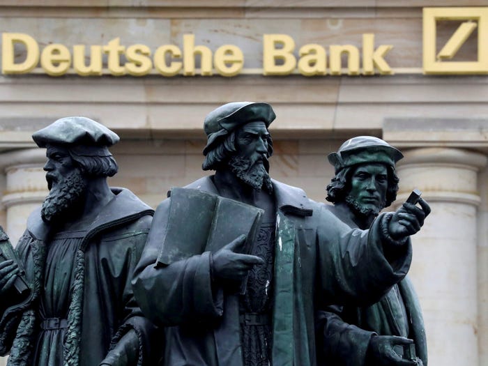 Theo tin từ Bloomberg hôm 11/1, hai ngân hàng thân thiết đã phục vụ gia đình Trump nhiều năm, Deutsche Bank và Signature Bank, cũng tuyên bố chấm dứt giao dịch với tổng thống và Trump Organization. Deutsche là ngân hàng đã cấp khoản vay cho các khách sạn và sân golf của Trump Organization sau khi nhiều ngân hàng khác tại Mỹ chấm dứt làm ăn với công ty này do hoạt loạt vụ phá sản. Trong khi đó, Signature Bank thậm chí từng đưa con gái ông Trump - Ivanka Trump - vào hội đồng quản trị. Theo Bloomberg, Trump Organization hiện nợ Deutsche Bank hơn 300 triệu USD và ông Trump sở hữu 2 tài khoản cá nhân với khoảng 5,3 triệu USD tại Signature Bank - Ảnh: Reuters