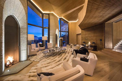 Phòng khách rộng lớn nhìn ra dãy Alps có tường phủ lông chồn.<br>