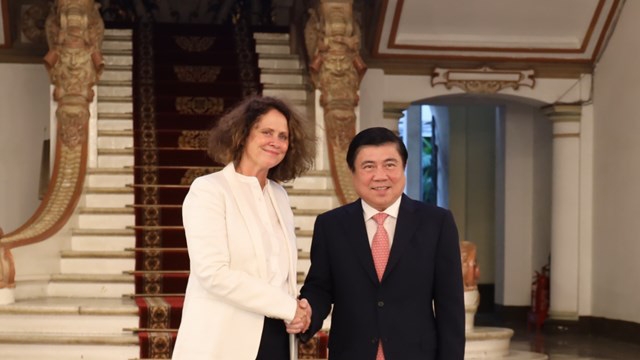 Chủ tịch UBND TPHCM Nguyễn Thành Phong (phải) và bà Carolyn Turk, Giám đốc quốc gia Ngân hàng Thế giới tại Việt Nam - Ảnh: TTBC Tp.HCM