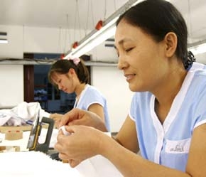 Rất nhiều đơn đặt hàng tuyển lao động với số lượng lớn nhưng chỉ được cung ứng khoảng 20-30% - Ảnh: Việt Tuấn.