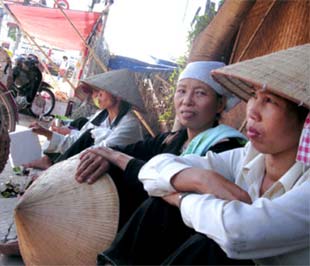 Lao động di cư từ nông thông ra thành thị đang chờ việc.