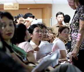 Một dòng tiền lớn đang đổ vào thị trường chứng khoán thời gian qua - Ảnh: Việt Tuấn.