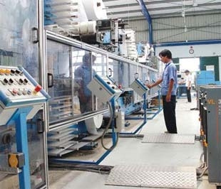 Công nhân của Bông Bạch Tuyết đang điều khiển dây chuyền sản xuất. Gặp cả giới hạn "cứng" và giới hạn "mềm" về vốn, thương hiệu nổi tiếng một thời này đang đứng trước nguy cơ phá sản.