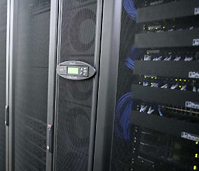 Giải pháp tổng thể infraStruXure inRow giúp loại bỏ hoàn toàn những lo ngại về làm mát cho trung tâm dữ liệu.