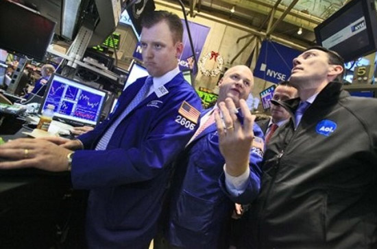 Trong tuần, chỉ số Dow Jones tăng 0,8%, chỉ số S&P 500 tiến thêm 0,04% và chỉ số Nasdaq giảm 0,18% - Ảnh: AP.