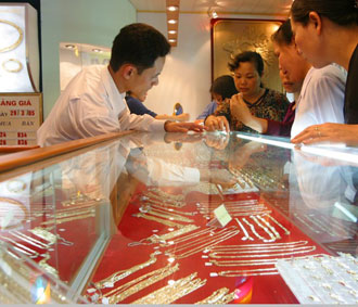 Giá vàng giảm, người dân đổ đi mua.