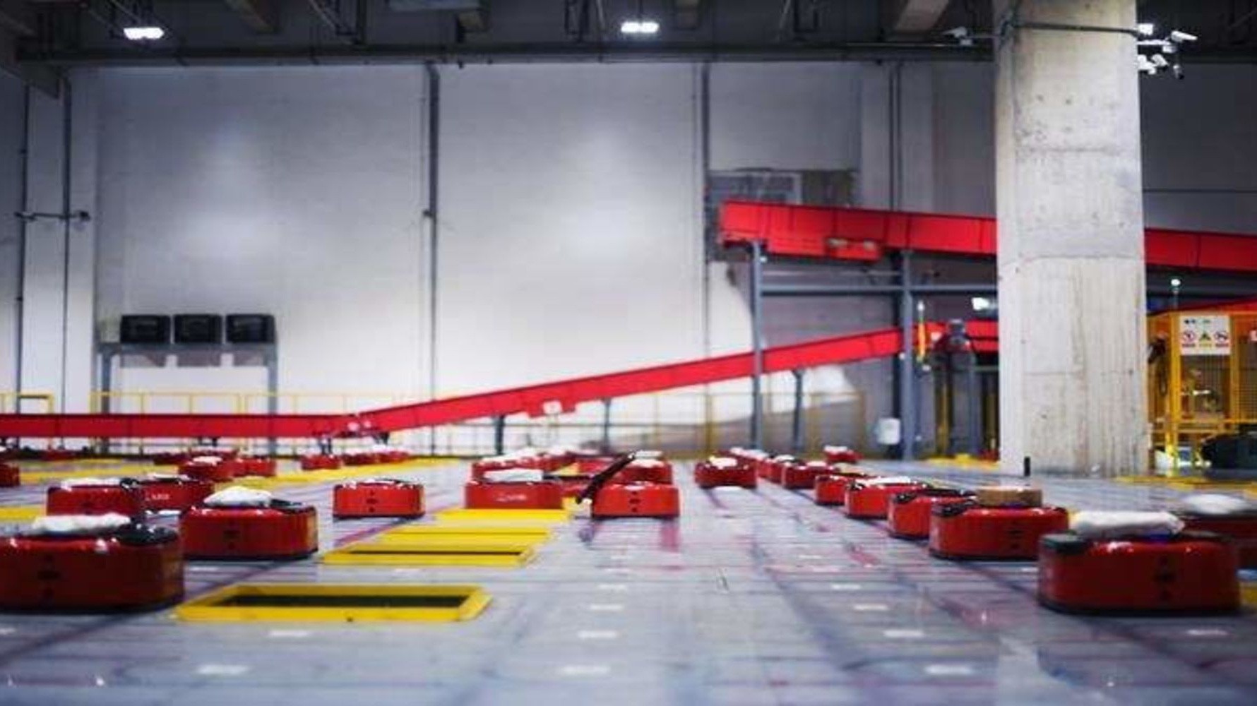 Một băng chuyền trong nhà kho của JD.com tại Thượng Hải, Trung Quốc.