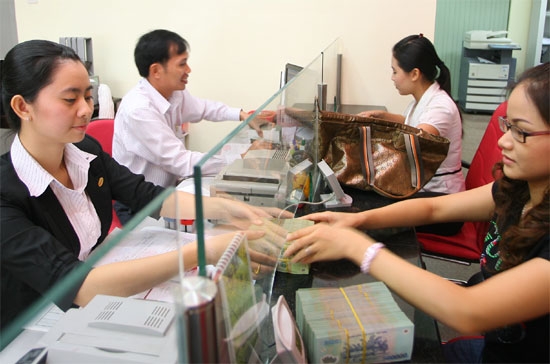 Có vẻ như có sự trùng hợp nhưng không hoàn toàn ngẫu nhiên là khi dòng tiền vào ngân hàng sụt giảm thì thị trường chứng khoán tăng điểm.