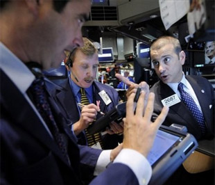 Chứng khoán Mỹ đã có diễn biến trái chiều khi chỉ số Dow Jones tiếp tục giảm điểm trong khi chỉ số S&P 500 và Nasdaq đã phục hồi nhẹ - Ảnh: AP.