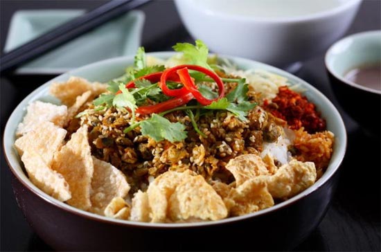 Cơm hến nổi tiếng không chỉ do ngon mà còn cả do rẻ nữa. Cách nêm nếm với những gia vị “rin” theo lối truyền thống với nào ớt, nào ruốc, đậu phụng chiên, tóp mỡ, rau sống vẫn không gì có thể thay thế. Càng “rin”, càng truyền thống càng đắt khách.