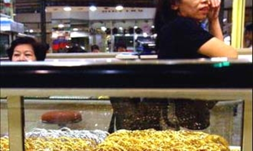 Vàng tăng giá thận trọng, dầu tái lập mốc 70 USD/thùng