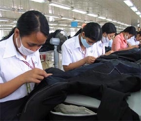 Dệt may, da giày là những ngành có nguy cơ bị kiện chống bán phá giá cao - Ảnh: TT.