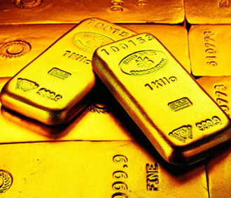 Theo các nhà kinh doanh vàng trong nước, giá vàng trong nước giảm ít hơn nhiều so với giá thế giới một phần là do tỷ giá VND/USD chính thức vừa được Ngân hàng Nhà nước tăng mạnh lên mức 16.461 VND/USD.