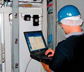 Cán bộ kỹ thuật của nhà máy có thể theo dõi trực tiếp trên màn hình máy tính toàn bộ quy trình xử lý nước thải, đồng thời điều chỉnh tự động các chất làm trung hòa ngay trên máy tính - Ảnh: TGVT.