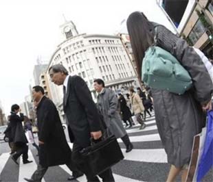 Khách bộ hành tại Ginza, khu mua sắm nổi tiếng ở Tokyo, Nhật Bản - Ảnh: Ap.