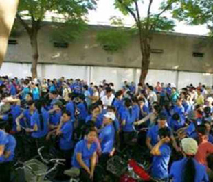 Công nhân đình công đòi tăng lương.