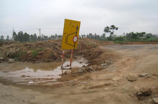 Nhiều lô đất dọc trục đường Láng - Hòa Lạc cũ đã được nhà đầu tư "ôm" hết.