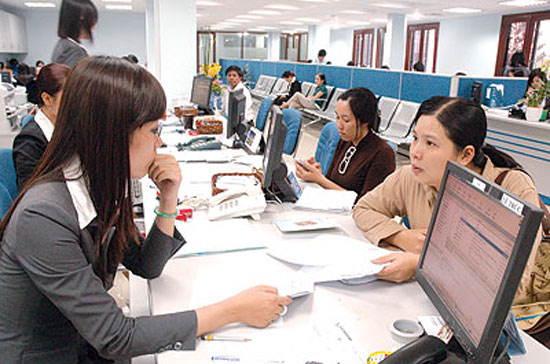 Với Eximbank (mã chứng khoán: EIB), lợi nhuận trước thuế chưa hợp nhất, chưa kiểm toán 6 tháng đầu năm 2011 đạt 1.690 tỷ đồng, tăng trưởng 85% so với cùng kỳ năm ngoái.