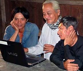 Những chiếc máy tính nối mạng Internet đã đổi đời nhiều nhà nông, giúp cuộc sống người dân bớt nhọc nhằn.